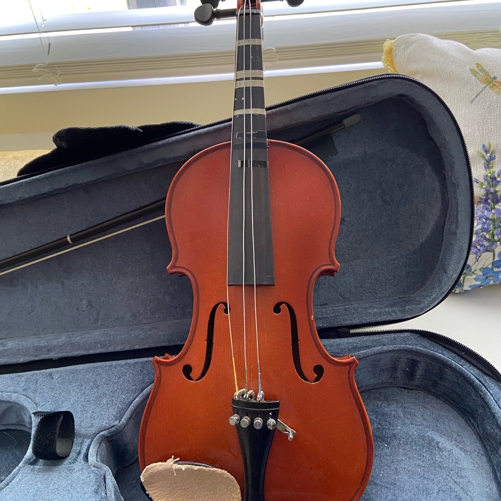 1/2 size Shar Franz Hoffman Violin for child. Beautiful Violin w/ Case included.